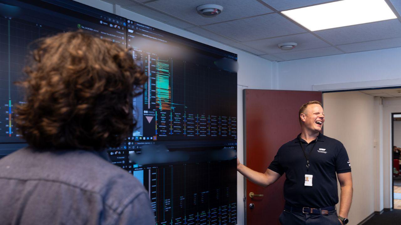 Eirik Vandvik (left) Morten Orevik (right) Featuring: DBS screens showing drilling data